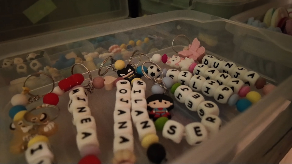 Kada se sretnu dve umetničke duše, to je prava ljubav – a bračni par Benedek iz Bajmoka najbolji je dokaz za to. Podržavaju se međusobno, iako se bave različitim vrstama stvaralaštva: dok Aleksandar slika, Dijana pravi lančiće za cucle za bebe.