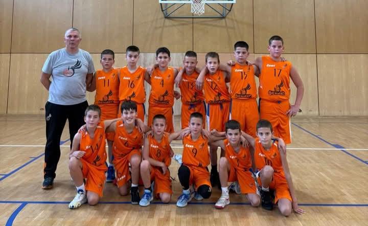 Mlađe selekcije Košarkaškog kluba Feniks imale su uspešan vikend na parketu, ostvarivši dve pobede i jedan poraz u okviru svojih takmičenja.